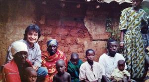 Fotografía del padre jesuita Libardo Valderrama Centeno con refugiados en el Congo