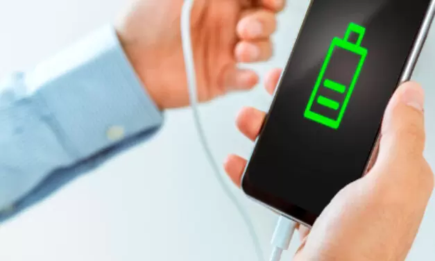¿Cargar el celular toda la noche lo daña? Mitos y verdades