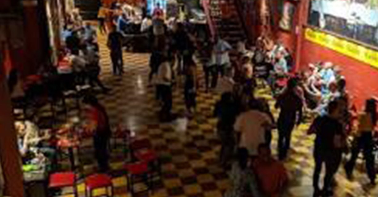 Entre el asfalto y las luces: el mapa de la noche en la “Sucursal”
