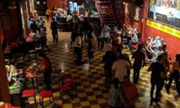 Entre el asfalto y las luces: el mapa de la noche en la “Sucursal”