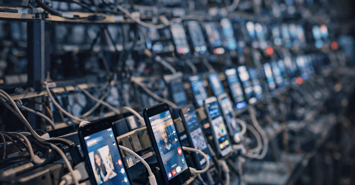 Las granjas de celulares: la industrialización física de la manipulación digital