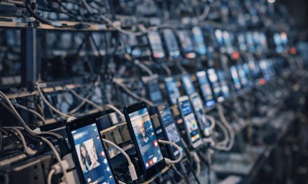Las granjas de celulares: la industrialización física de la manipulación digital