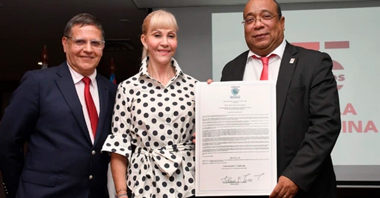 Escuela de Medicina de Univalle recibió condecoración por sus 75 años de excelencia y servicio a la comunidad