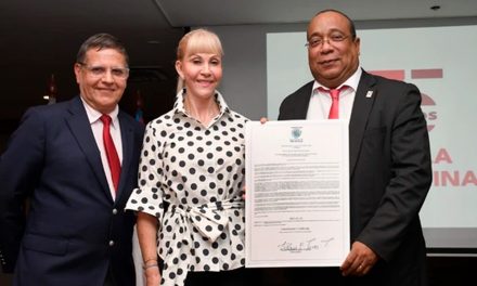 Escuela de Medicina de Univalle recibió condecoración por sus 75 años de excelencia y servicio a la comunidad